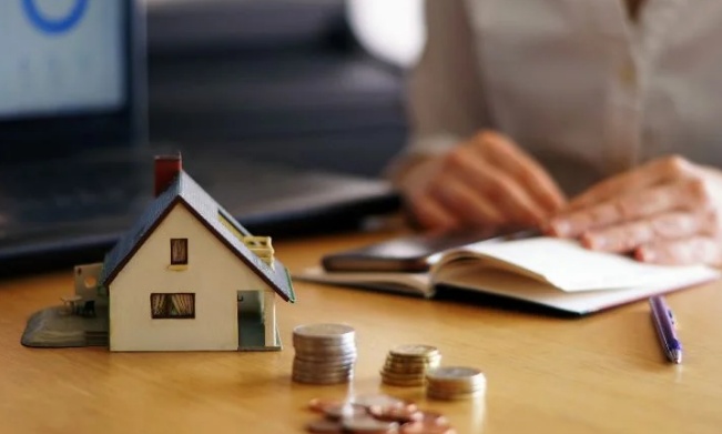 Quanto investir por mês para juntar R$ 300 mil em 10 anos para comprar um imóvel
