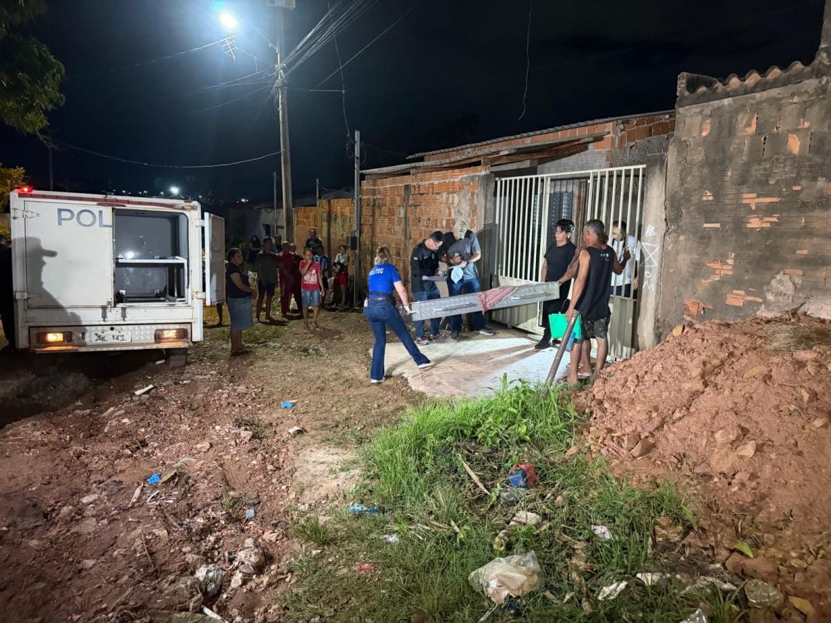 Homem é morto com facada no pescoço por amiga; suspeita é presa comendo espetinho