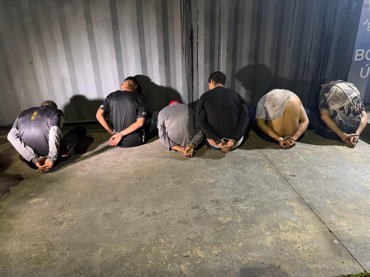 Quadrilha invade casa e faz família refém durante roubo; 6 são presos pela polícia