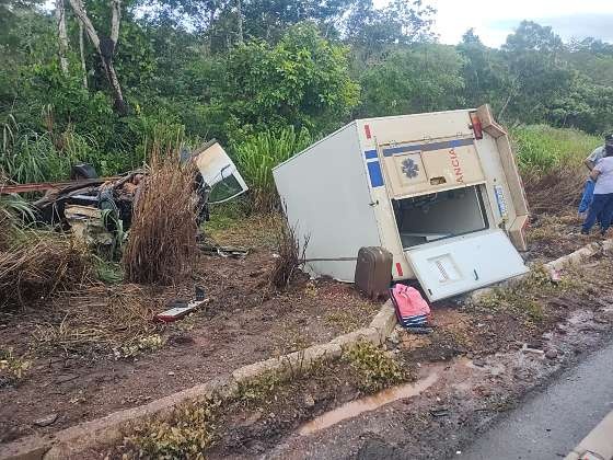 Batida entre ambulância e caminhão termina com paciente morto na BR-070