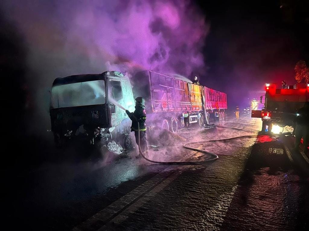 Incêndio destrói carreta carregada de soja em rodovia federal que corta Mato Grosso