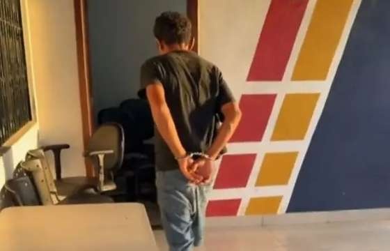 Policial grava vídeo indignado ao prender homem de 44 anos por agredir pai cego e mãe idosa; vídeo