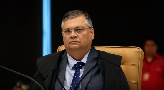 Dino proíbe novas leis que garantam 'penduricalhos' acima do teto