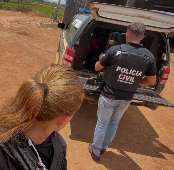 Peão de fazenda mata capataz com cinco tiros de revólver e espingarda após discussão