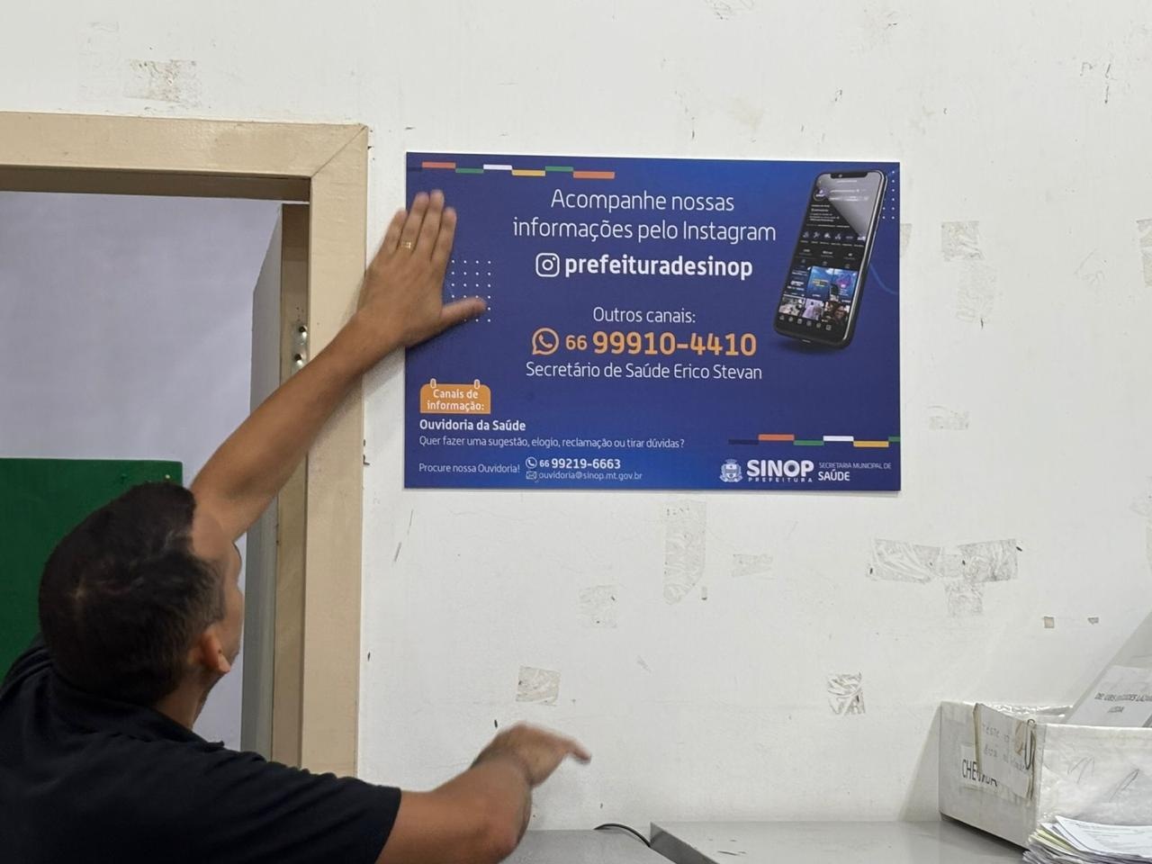 Secretário de Saúde prega placa com o número do seu celular