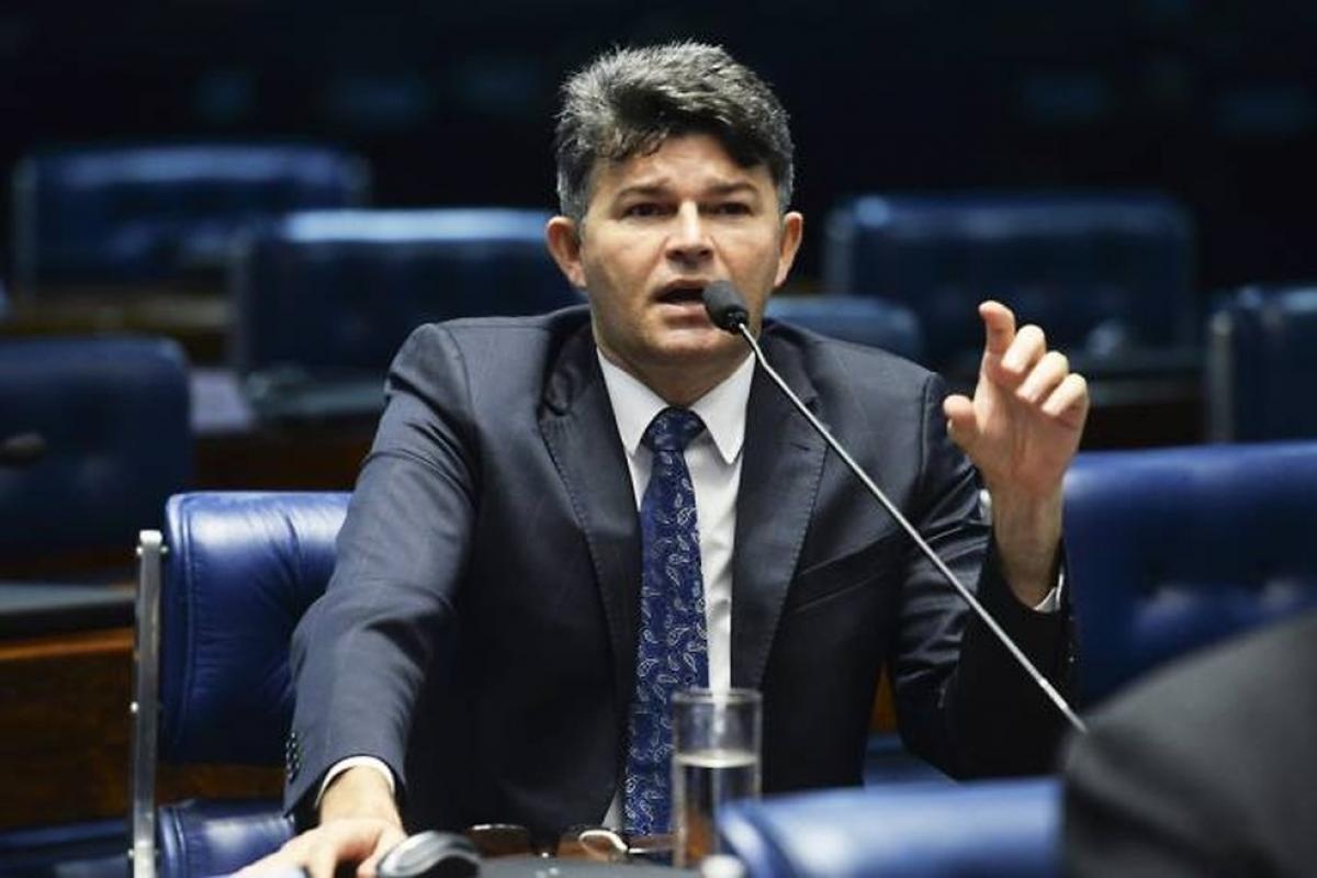 Medeiros bate-boca com deputado o chama de 'mentiroso' e quase é expulso de sessão na Câmara; veja