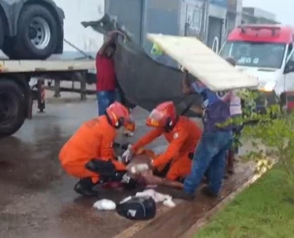 Caminhoneiro morre eletrocutado afastar fiação baixa com vassoura