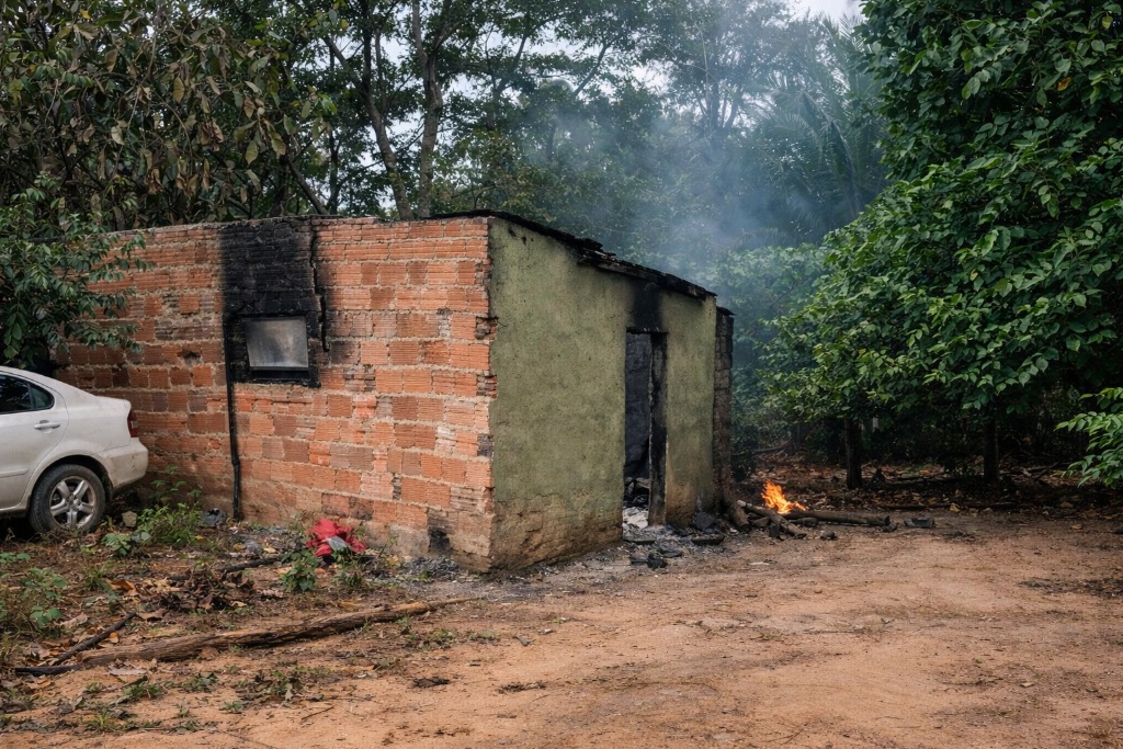 Homem incendeia casa após discussão com a esposa e é preso pela PM na madrugada