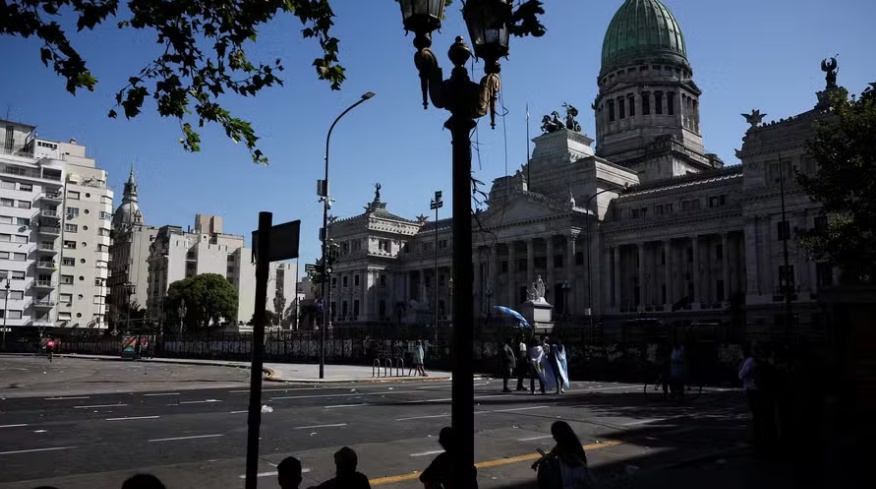 Em vitória para Milei, Senado da Argentina reduz maioridade penal de 16 para 14 anos