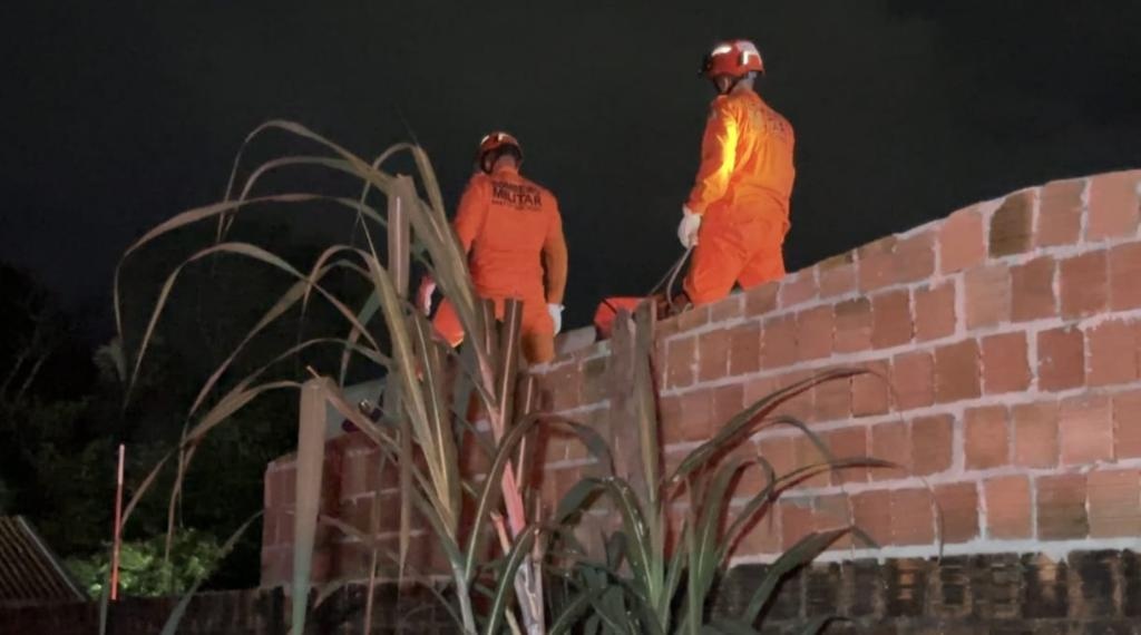 Bombeiros resgatam corpo de homem que morreu sobre o telhado de uma residência em Sinop
