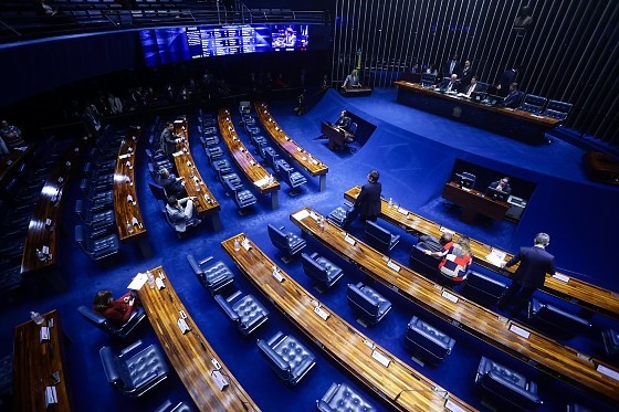 Senado aprova ampliação da licença-paternidade para 20 dias em todo o país