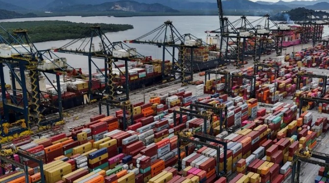 Brasil bate recorde de exportações para fevereiro e marca superávit de US$ 4,2 bi