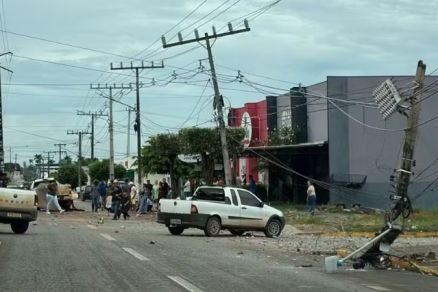 Caminhonete colide contra postes e deixa dois feridos em Sorriso; vídeo