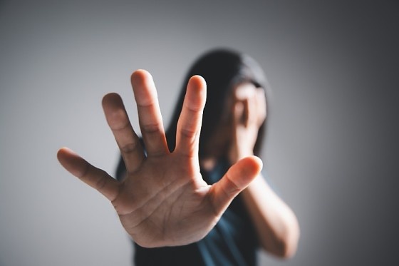 Mais de 80 filhos perderam as mães para o feminicídio em 2025 em MT, aponta relatório