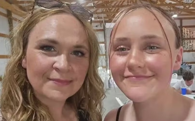 Mulher e filha morrem após entrar de van no meio de tornado