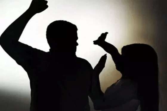Mulher dá facada no peito do marido para se defender de agressões na frente do filho de 3 anos