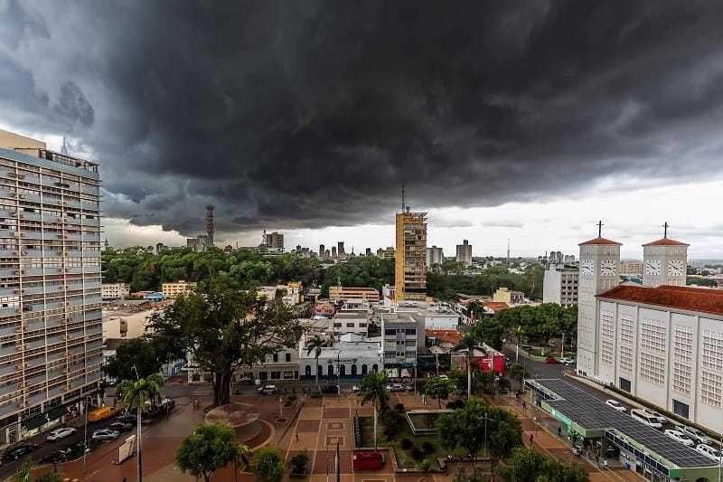 Todos os municípios de MT entram em alerta para o risco de tempestades e queda de raios