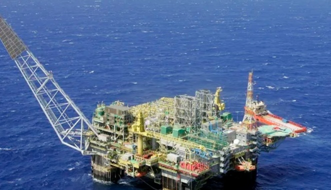 Abicom: Petrobras já poderia aumentar gasolina em R$ 1,22 e diesel em R$ 2,74