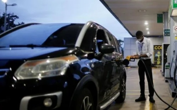 Com disparada do petróleo, reajuste de gasolina e diesel no Brasil é inevitável? O que esperar