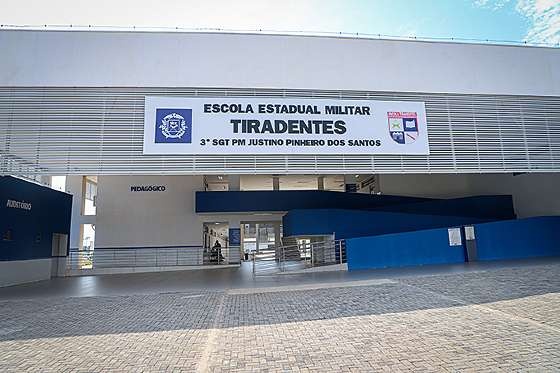 Adolescentes 'matam' aula e são encontradas em residência com 2 homens; suspeitos presos
