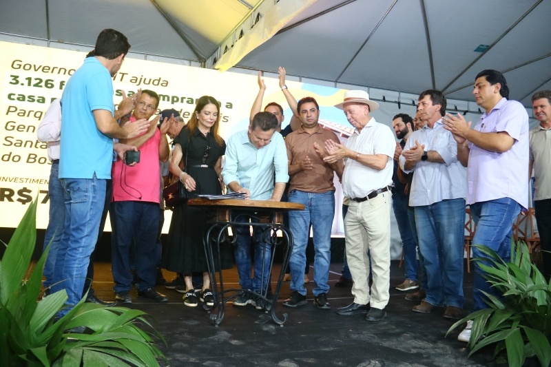 Governo de MT e Prefeitura entregam escrituras definitivas para 205 famílias em Sinop
