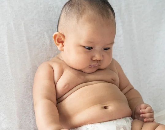Ganho de peso rápido nos primeiros 2 anos eleva risco de obesidade até a vida adulta