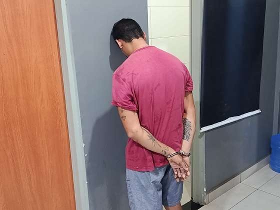 Homem joga gasolina em esposa e ameaça atear fogo na casa em Várzea Grande