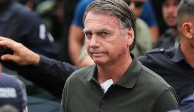 Moraes determina prisão domiciliar temporária a Bolsonaro