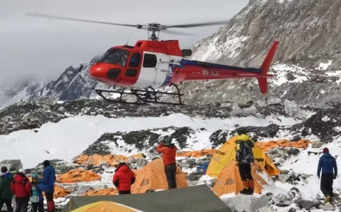Fraudes em resgates de helicóptero no Everest leva à acusação de 32 e revela esquema milionário