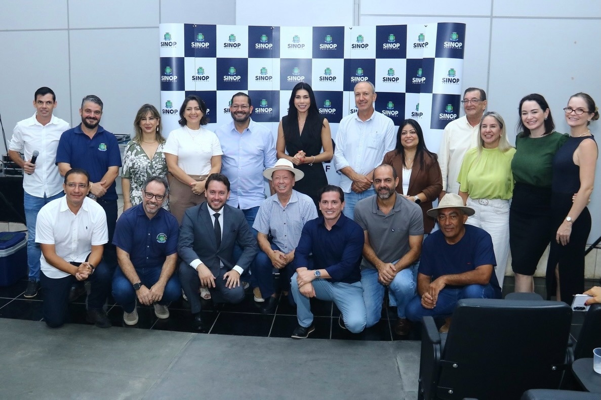 ‘Dama de ferro’ e ex-primeira dama saem da prefeitura