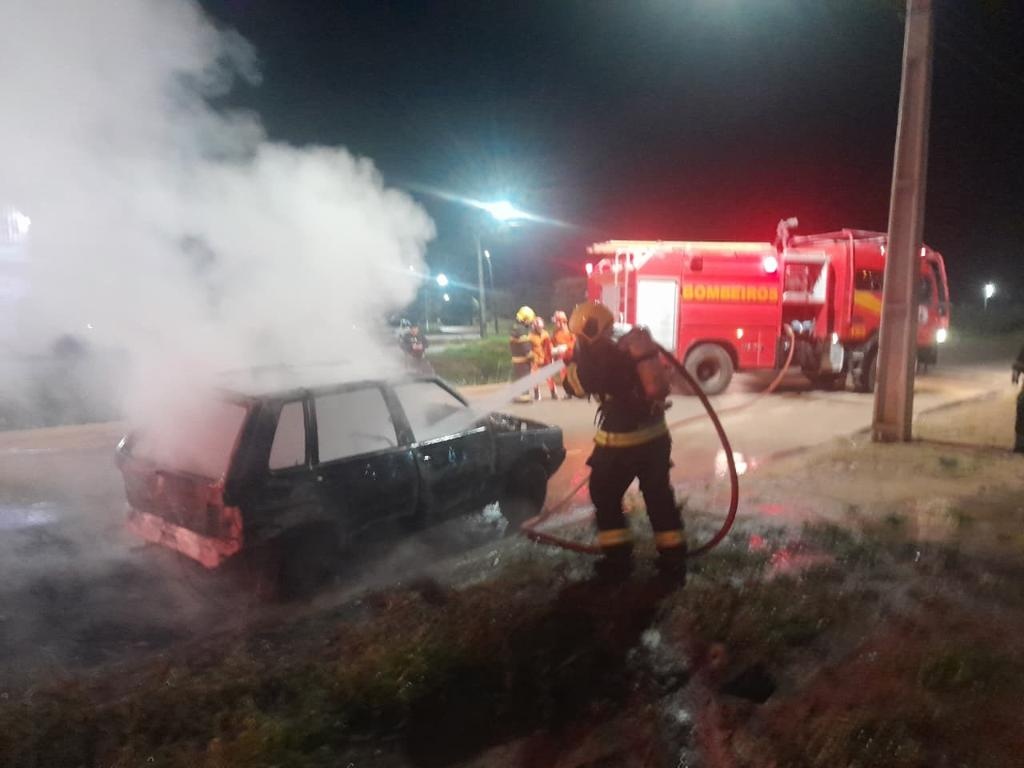 Bombeiros combatem incêndio em carro Na Av. do Pinheiros