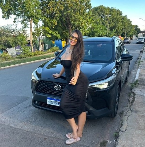 Influenciadora de Cuiabá presa por estelionato estava com R$ 15 mil dentro de carro