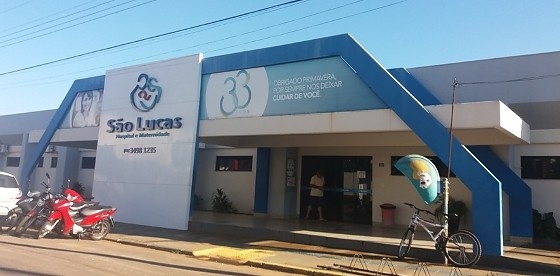Criança de 2 anos é agredida por mãe em hospital e obrigada a dormir no chão para mulher usar a cama