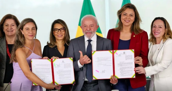 Lula sanciona leis para fortalecer combate à violência contra mulheres