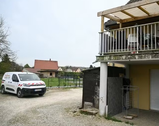 Nu, em posição fetal e desnutrido: menino de 9 anos é encontrado após pai prendê-lo em van por mais de um ano na França