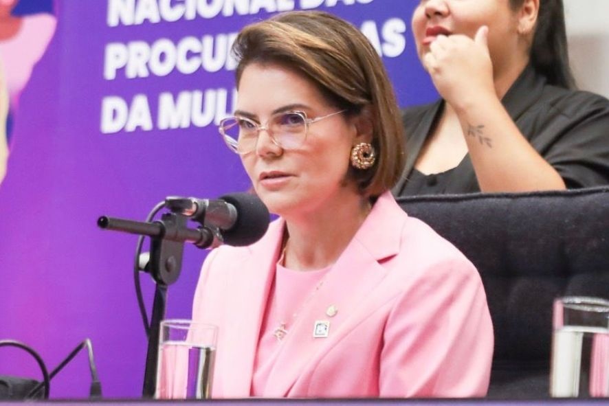 Deputada propõe tornozeleira rosa para agressores de mulheres