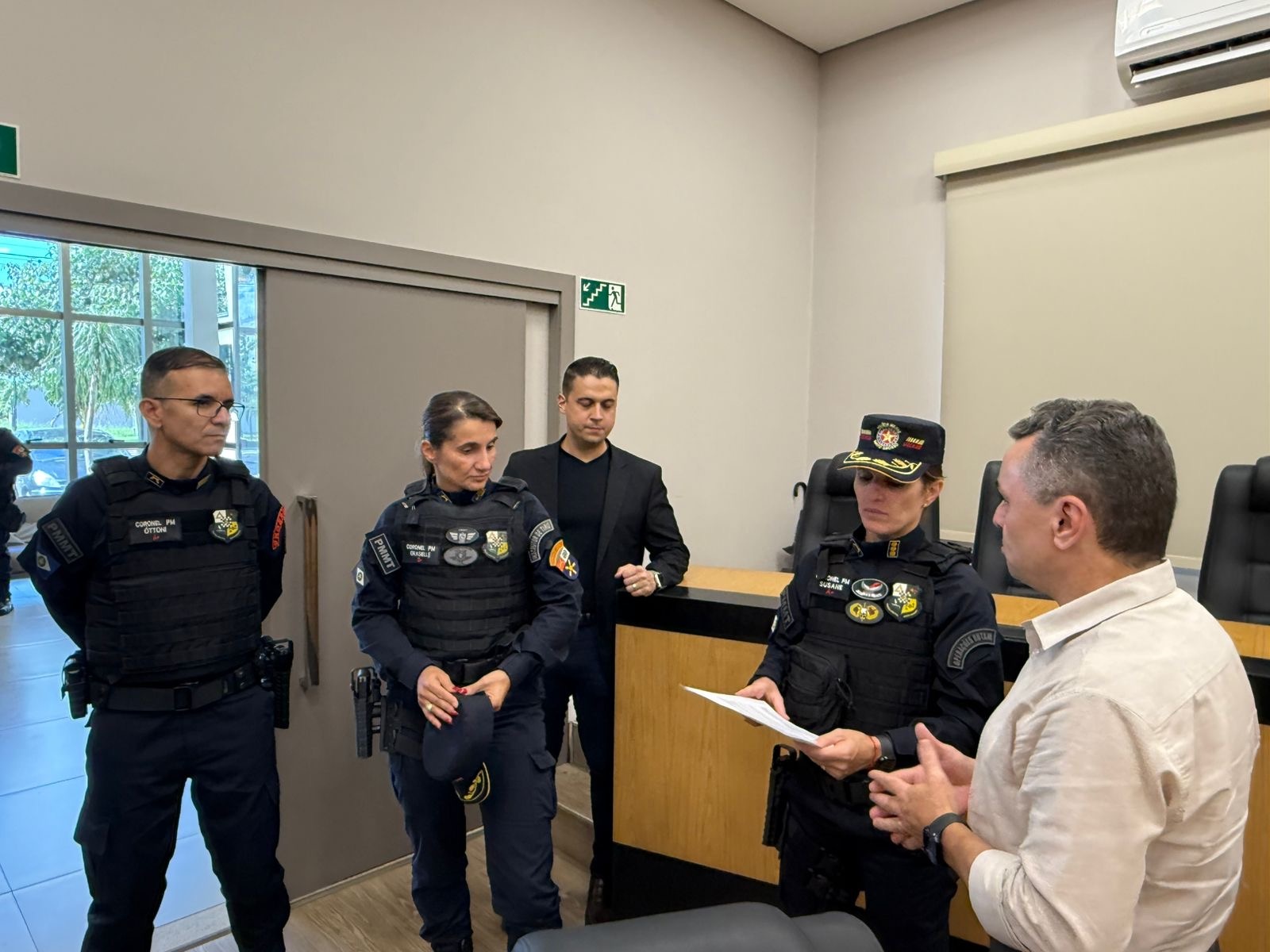 UNESIN entrega ofício à secretária de Segurança durante visita