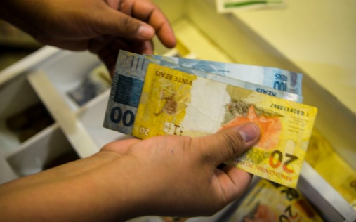 Governo propõe salário mínimo de R$ 1.717 em 2027