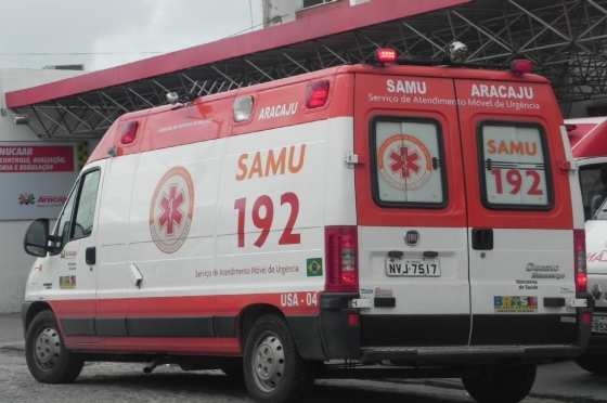 Criança de 10 anos tem a mão cortada pelo pai ao defender a mãe de agressões