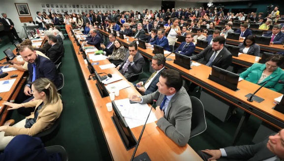 CCJ da Câmara retoma análise do fim da escala 6x1 nesta quarta