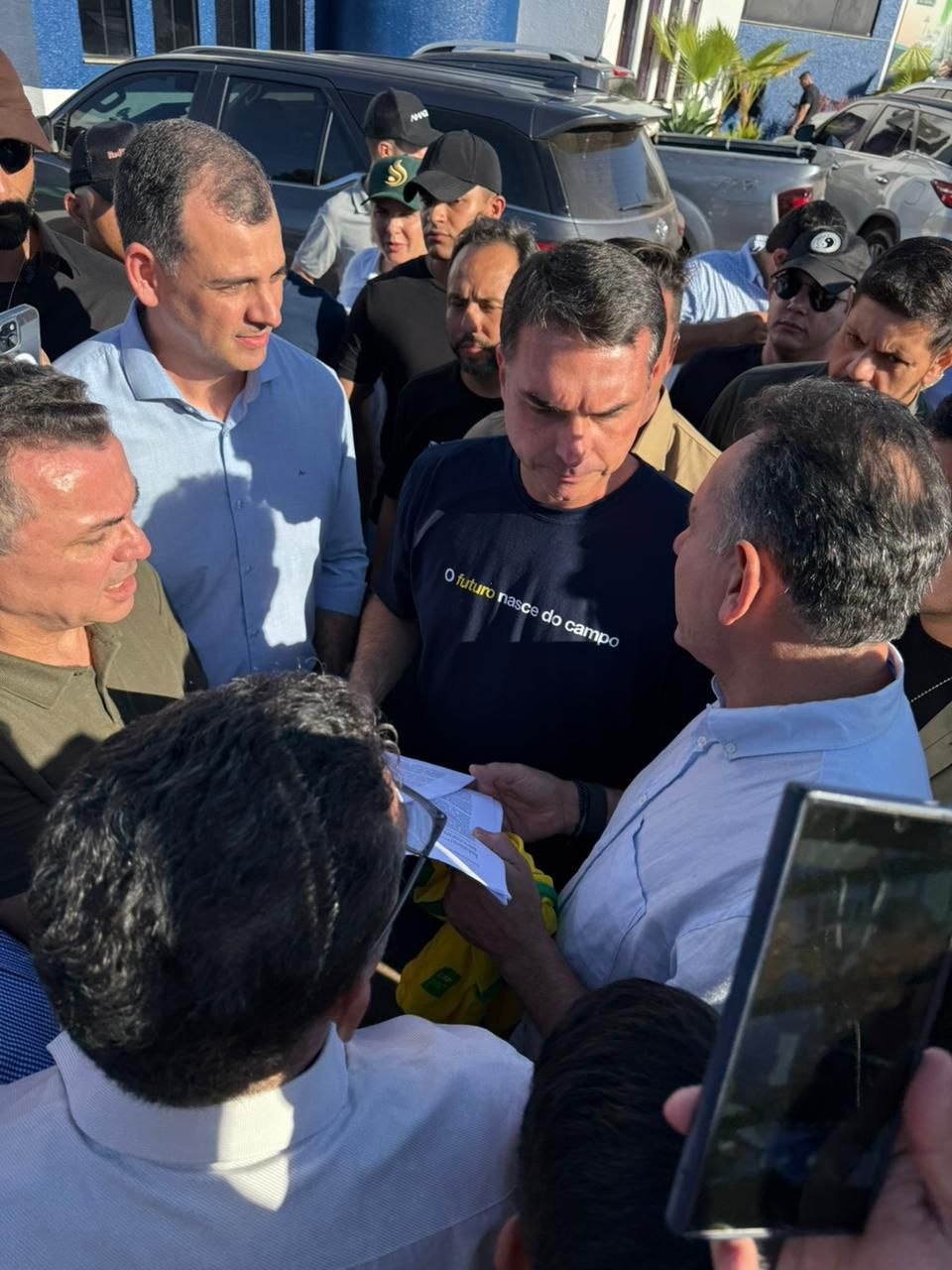 Entidades entregam a Senador documento que solicita criação de universidade federal em Sinop