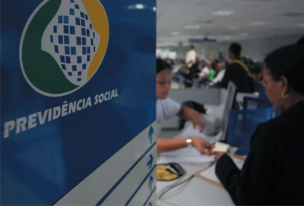 Aposentados e pensionistas do INSS começam a receber 13º nesta sexta