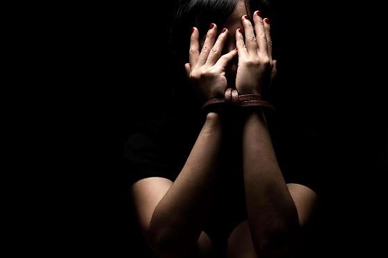 Mulher que trabalhava de graça em conveniência e era torturada por patroa é resgatada pela polícia