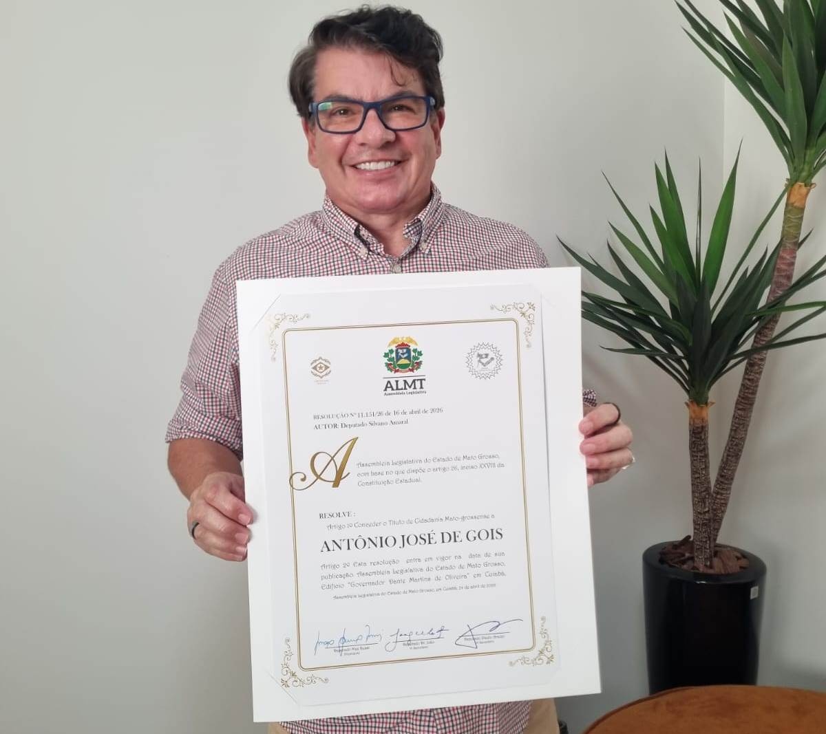 Há 38 anos em Sinop, Antônio Gois recebe título de cidadão mato-grossense
