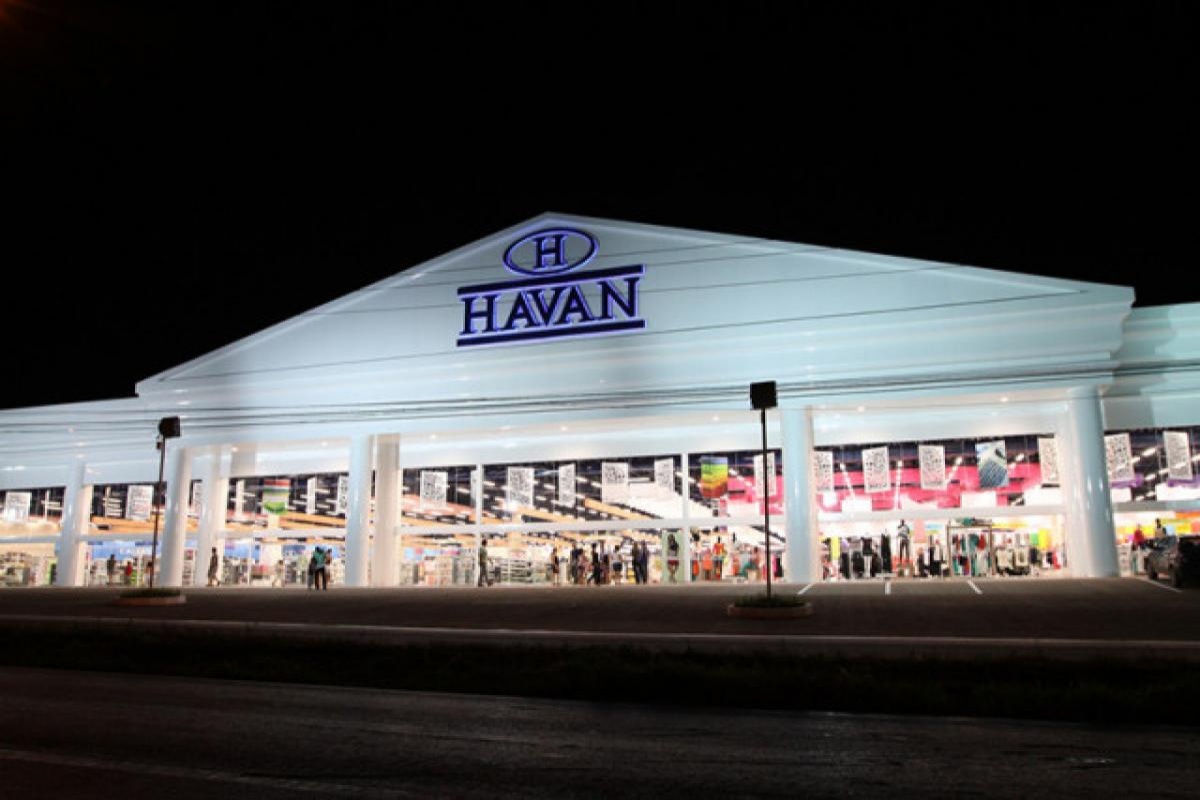 Justiça manda Havan fornecer cadeiras a funcionários e multa pode chegar a R$ 50 mil