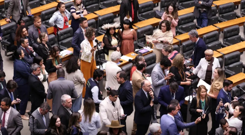Câmara vota para derrubar veto ao PL da Dosimetria; falta o Senado