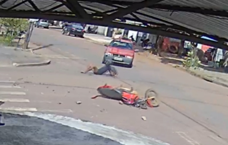 Acidente entre carro e moto deixa motociclista ferido no Jardim Imperial
