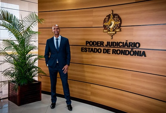 Ex-vendedor de pipoca, juiz é demitido por humilhar colegas
