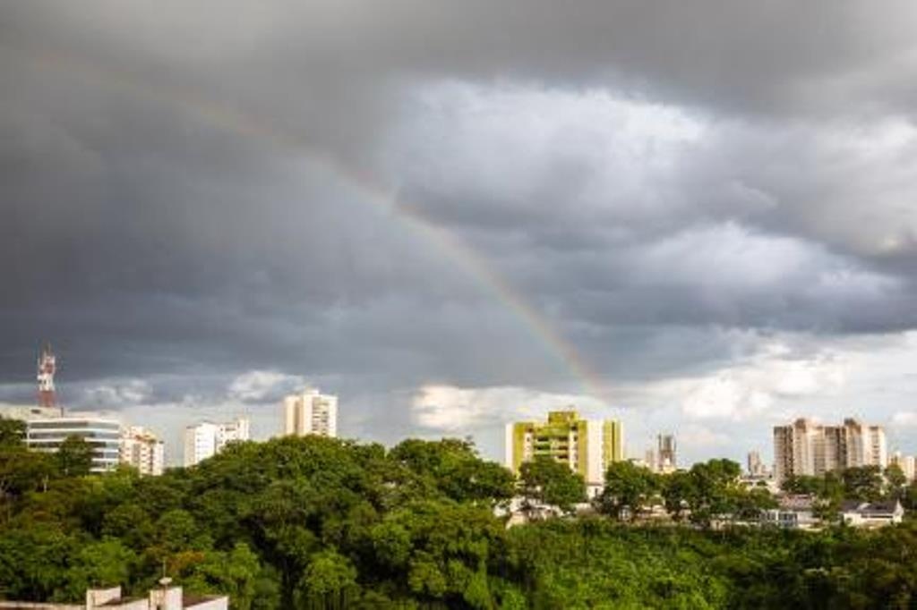Semana começa quente, mas frio deve chegar no Estado