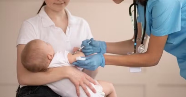 Nos EUA, bebês estão morrendo após pais rejeitarem injeções comuns a recém-nascidos